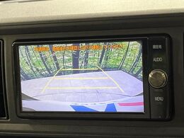 【バックカメラ】駐車時に後方がリアルタイム映像で確認できます。大型商業施設や立体駐車場での駐車時や、夜間のバック時に大活躍！運転スキルに関わらず、今や必須となった装備のひとつです！