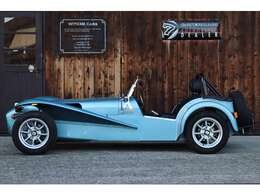 同時に、CATERHAMトラスフレームやエンジン、トランスミッション、デファレンシャル、フューエルシステム等の最新の装備により、現代の技術に支えられたネオクラシック・スポーツとなっています。