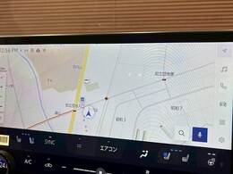 【純正ナビ】一体感のあるナビは、高級感ある車内を演出してくれます。Bluetooth再生などオーディオ機能も充実しておりますので、運転もより楽しめます♪