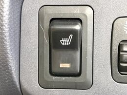 【シートヒーター】寒い日に重宝するシートヒーター！エアコンより早く温まってくれるので寒がりの人も安心ですね♪エアコンの温風は乾燥するから苦手、という方にもをおすすめです。