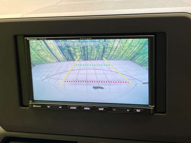 【バックカメラ】駐車時に後方がリアルタイム映像で確認できます。大型商業施設や立体駐車場での駐車時や、夜間のバック時に大活躍！運転スキルに関わらず、今や必須となった装備のひとつです！