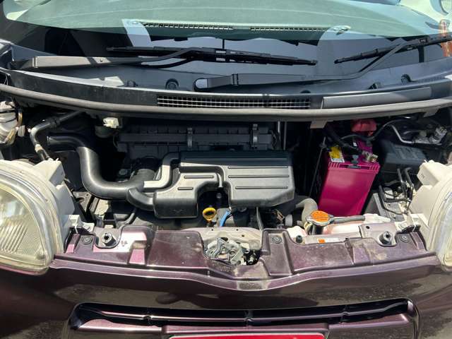 エンジンルームです。当店は軽自動車を中心に多数取り扱っています。買取事業も行っており、ユーザー様から直接仕入れることができるのでオークション手数料や陸送費用等がかからずその分格安価格で販売しています。