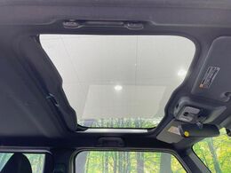 【ガラスルーフ】ガラスルーフ搭載で車内の解放感が一気にアップ！開放的なドライブをお楽しみいただけます。