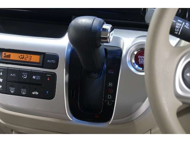インパネシフトだから視線の移動も少なく足元もスッキリ♪運転席もゆったりしているのでゆとりを持ってドライブできますね！
