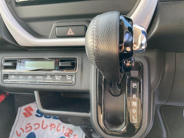 インパネ回りです。インパネシフト採用で足元空間が広々しています。広々とした空間は運転の疲れを軽減します♪