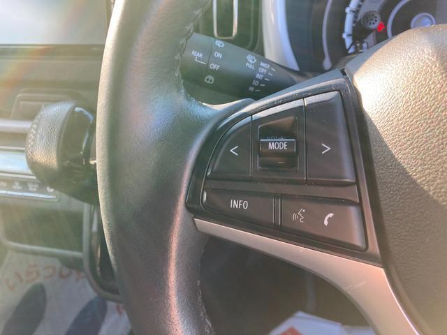 ステアリングオーディオスイッチ装備していますので、手を伸ばすことなく、お手元でオーディオの操作が可能です。運転操作に集中できます。