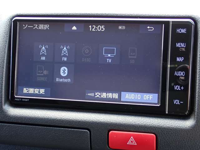 純正SDナビゲーション（NSZT-W68T）が装備されています。フルセグTV視聴＋DVDビデオ＆CD再生が可能です。Bluetooth対応です。