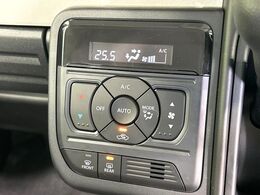 【オートエアコン】一度お好みの温度に設定すれば、車内の温度を検知し風量や温度を自動で調整。暑い…寒い…と何度もスイッチ操作をする必要はありません。快適な車内空間には必須の機能ですね♪