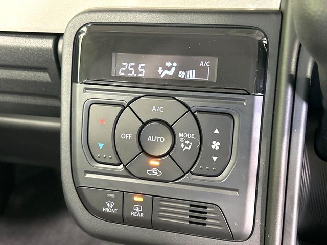 【オートエアコン】一度お好みの温度に設定すれば、車内の温度を検知し風量や温度を自動で調整。暑い…寒い…と何度もスイッチ操作をする必要はありません。快適な車内空間には必須の機能ですね♪