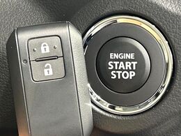 【キーレススタートシステム】カバンやポケットに入れたままでもドアの施錠・解錠が可能なスマートキーを装備。エンジンのオン・オフ時もカギを取り出す必要が無いからとっても便利です♪