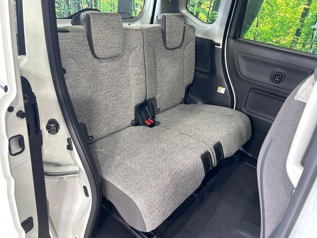 後部座席も気になるようなキズ・汚れやへたり等、大きなダメージはなく、良好な状態です。