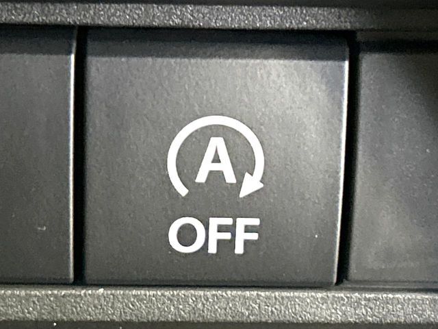 【アイドリングストップ】赤信号や渋滞で停車した際にエンジンを停止し、無駄な燃料の消費を抑えます。燃費向上や環境保護につなげる機能♪エンジンはブレーキを離せば再始動します。