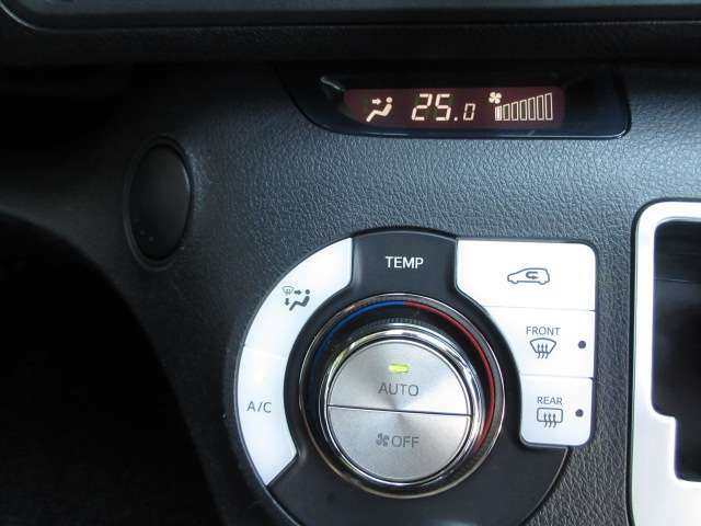 車内の空調はコレにお任せ！温度設定とスイッチ1つで年中設定温度に保つ便利なオートエアコンも装備しています！