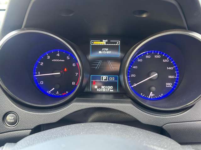 ☆納車までに車両美装など専任スタッフが作業いたします☆　内装はスチーム洗浄をはじめ、できるだけ気分よくお乗りいただけるよう美装いたします！外装は機械で磨きをかけて、ワックスコーティングをかけています。