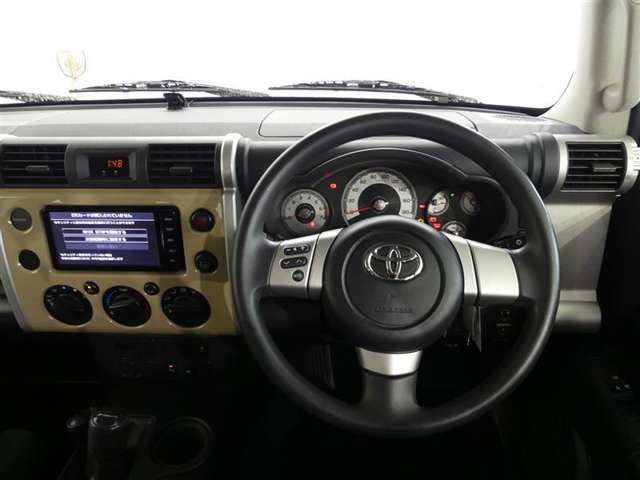 各種操作スイッチなども使いやすく配置されている運転席です。