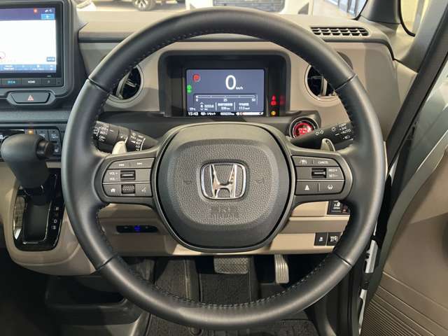 運転している間、長く触れているものだから手になじむハンドルがいいですよね。本革巻のステアリングは乗れば乗るほど手になじんでいきます。