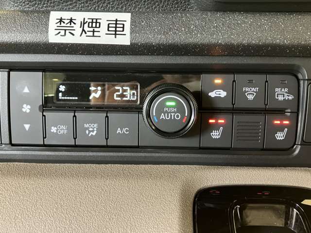 フルオートエアコンが装備されております。手間なく室温を調整できますので便利です！