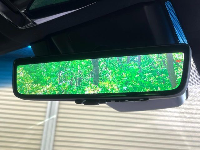 【デジタルインナーミラー】後席の大きな荷物や同乗者で後方が確認しづらい時でも安心！カメラが撮影した車両後方の映像をルームミラー内に表示。クリアな視界で状況の確認が可能です！