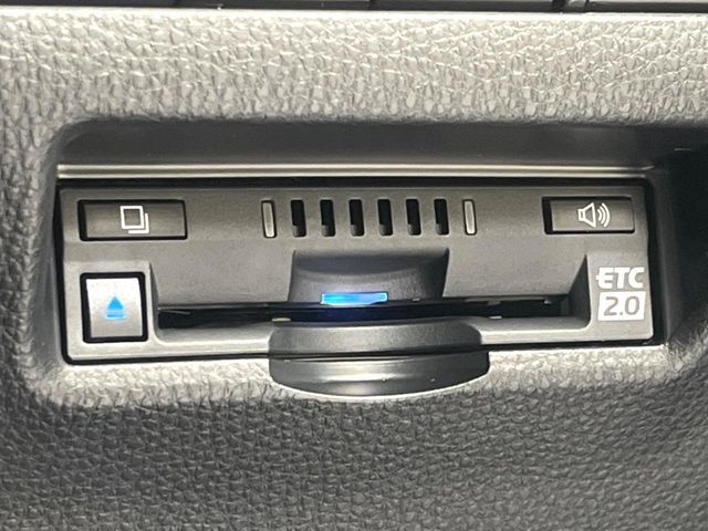 【ブラインドスポットモニター】走行中、ドアミラーの死角になりやすい箇所に後続車が接近するとサイドミラーのレンズに警告を表示！ドライバーに注意喚起をしてくれます。
