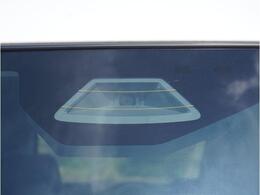 【デュアルセンサーブレーキサポートII】ミリ波レーダー、単眼カメラ、超音波センサーが前方の歩行者やクルマを検知し、衝突事故時の被害を軽減します。