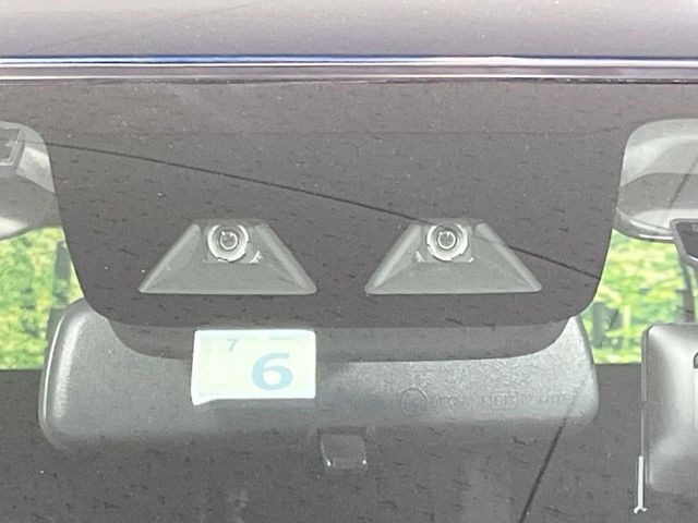 【スマートアシスト】走行中に前方の車両等を認識し、衝突しそうな時は警報とブレーキで衝突回避と被害軽減をアシスト。より安全にドライブをお楽しみいただけます。