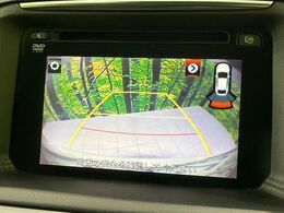 【バックカメラ】駐車時に後方がリアルタイム映像で確認できます。大型商業施設や立体駐車場での駐車時や、夜間のバック時に大活躍！運転スキルに関わらず、今や必須となった装備のひとつです！