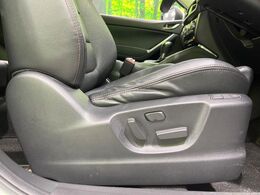 【メモリー機能付きパワーシート】ドライバーごとに設定したシート位置を記憶して、ボタン一つで切り替えできる便利な機能！運転する方が複数名いらっしゃるご家庭におすすめです♪