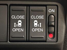 【両側パワースライドドア】スマートキーや運転席のスイッチで後席両側スライドドアの開閉が可能♪電動だから力を入れてドアを開ける必要が無く、小さなお子様でも簡単に開け閉めでき快適です♪