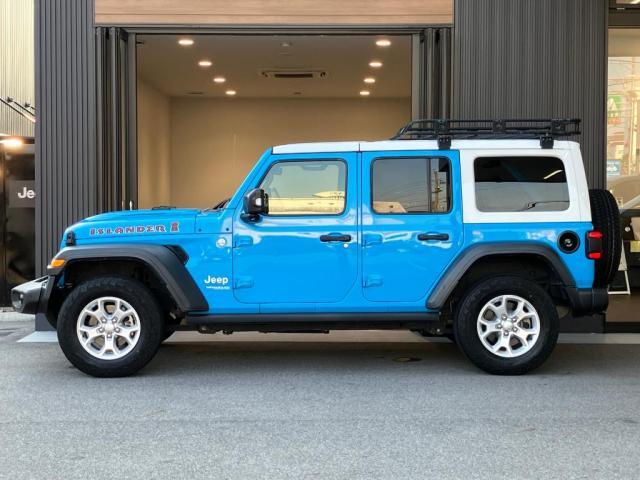 【ホイールアーチ】台形ホイールアーチはJeep伝統のデザインです。採用している理由は諸説ありますが、オフロードを走行する際にタイヤとボディが干渉しあわないよう配慮した作りにするためとなります。