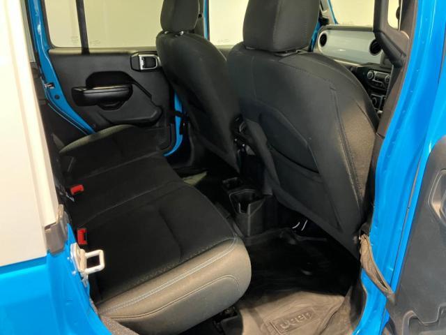【リアシート】屋根までの高さがある車のため、大人の方でも圧迫感が少なく乗車出来ます。足元は広く取られているため、ゆったりとお乗り頂けます。