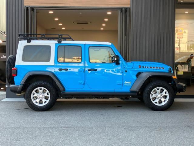 【ホイールアーチ】台形ホイールアーチはJeep伝統のデザインです。採用している理由は諸説ありますが、オフロードを走行する際にタイヤとボディが干渉しあわないよう配慮した作りにするためとなります。