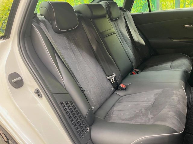 広々とした2列目シートは居住性が高く、居心地も快適！友達や家族とのお出かけにぴったりです。ベビーシートやチャイルドシート使用時も快適にお過ごしいただける十分な空間を確保しています。