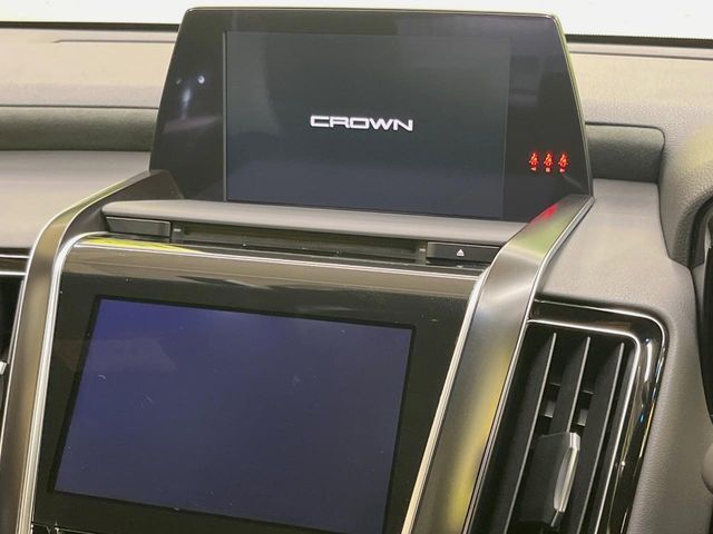 【メーカー純正ナビ】インテリアに溶け込むスタイリッシュな「専用設計」メーカーナビを装備♪視認性や操作性など基本性能にも優れ、より上質なカーライフをお楽しみいただけます。