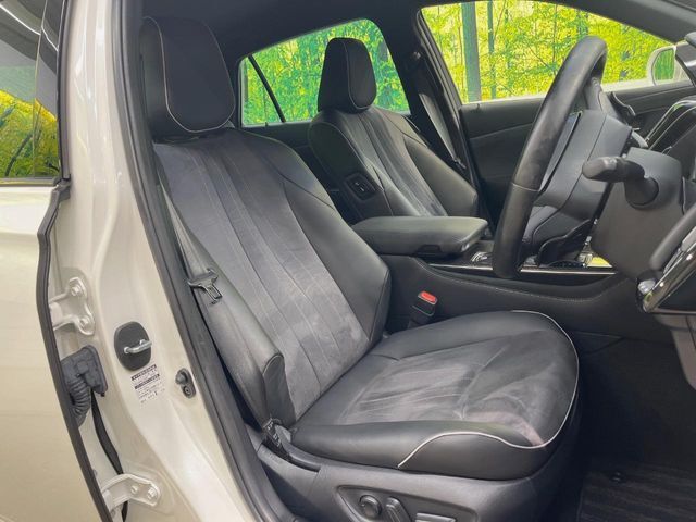 【ハーフレザーシート】高級感と座り心地を両立した人気のシート♪背面・座面のファブリック素材は、通気性の良さや滑りにくさに優れています。気温や服装に左右されず快適にお乗りいただけます。