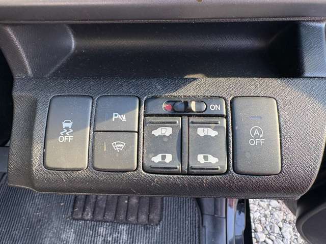 両側電動スライドドア装備！運転席よりボタン一つで開閉可能でございます。
