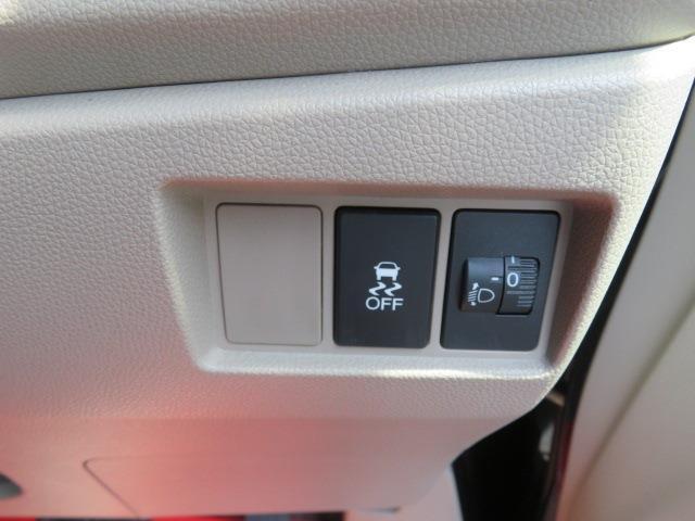 運転席右側パネルに横滑り防止装置等のスイッチがございます。