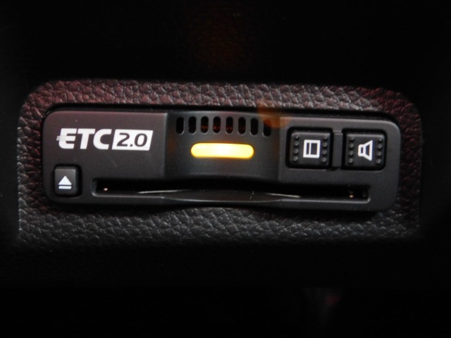 高速道路の料金所などの通過に便利なETC車載器は2.0タイプを装着しております。