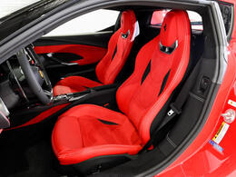 艶やかなRosso Corsaのボディに、情熱的なRosso Ferrariのインテリアが調和し、イタリアの美学と最先端技術を融合させています。