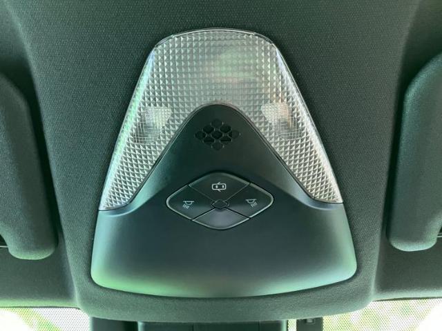 WECARSの展示場では実際に見て、触ってお車をお選びいただけます！知識の豊富な営業スタッフが様々なカーライフをご提案いたします！