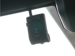 ◆ドライブレコーダー◆映像・音声などを記録する自動車用の装置です。　もしもの事故の際の記録はもちろん、旅行の際の思い出としてドライブの映像を楽しむことができます。