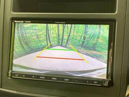【バックカメラ】駐車時に後方がリアルタイム映像で確認できます。大型商業施設や立体駐車場での駐車時や、夜間のバック時に大活躍！運転スキルに関わらず、今や必須となった装備のひとつです！