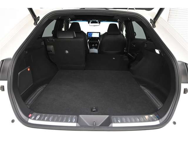 リヤシートは6：4分割可倒式です。リヤ席シートバック（片側）を前倒しした状態。　乗る人数や載せるものに合わせた、さまざまな使い方に対応できます。