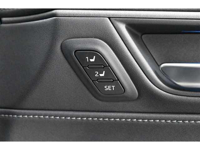 運転席ドアにドライビングポジションメモリースイッチを装備。お好みのドライビングポジションを登録し、ワンタッチで呼び出せます。ドライバー交代の際に便利です。