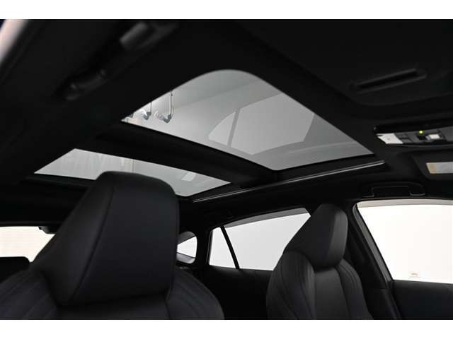 調光パノラマルーフ 装備。　頭上のスイッチで、サンシェードの開閉やパノラマルーフの調光・透過状態の切替操作を行えます。