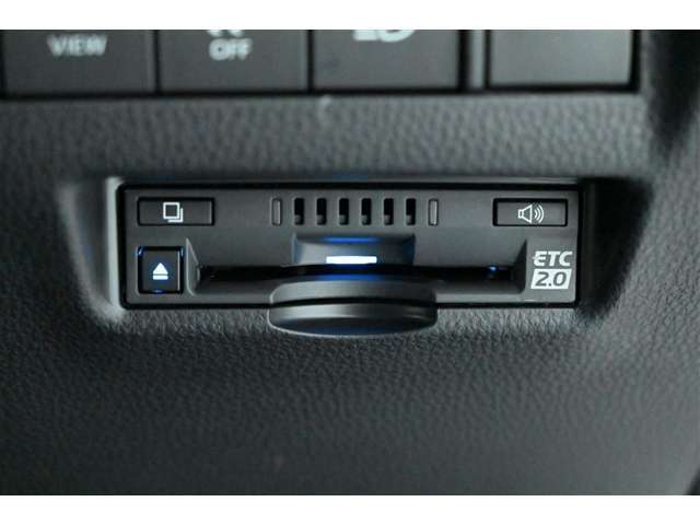 ETC2.0車載器です。高速道路と自動車が情報を連携。多彩な情報サービスが受けられます。