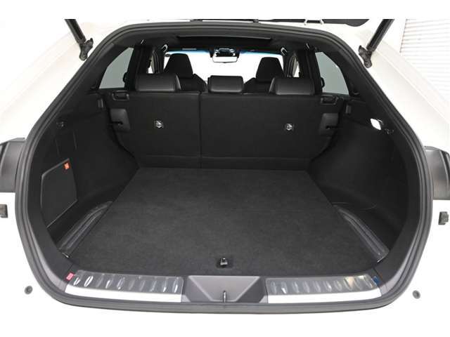 大きな開口幅でフラットなラゲージスペースです。荷物の積み下ろしもラクにできます。