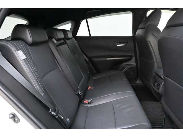 リヤシートです。　足元にもゆとりがあり、ゆったりと座れます。