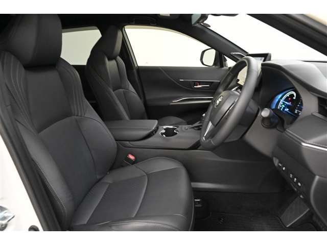 運転席/助手席です。　姿勢が崩れず、正確なステアリング操作が楽しめます。