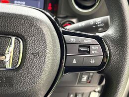 【アダプティブクルーズコントロール】高速道路での長距離走行が楽に！！自動で速度を保つクルーズコントロールが、衝突軽減システムと連携し、前方の車両を感知して車間を保つように速度調節してくれます！！