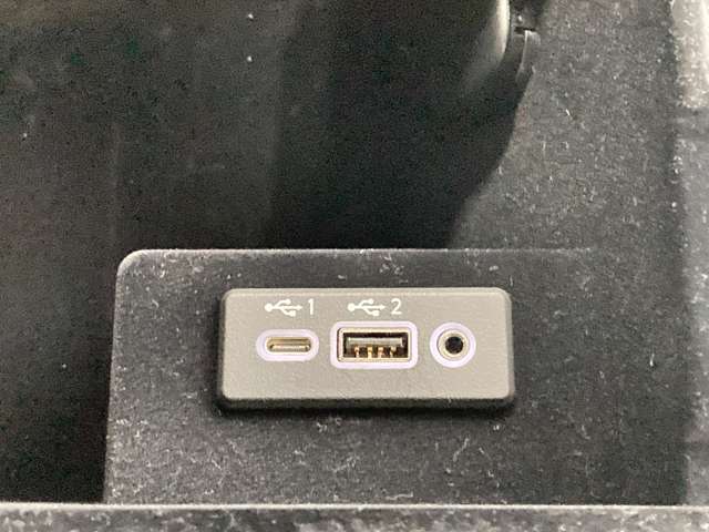 コンソールボックス内には、電源ソケット、USBコネクタ、外部機器の入力端子があります。